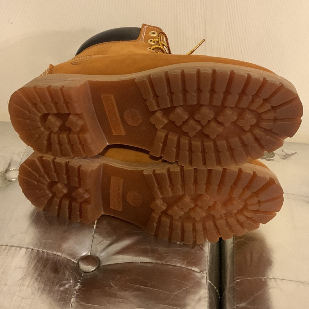 TIMBERLAND tan boots with brown leather on top of boots size 8.5. - Picture 5 of 9
